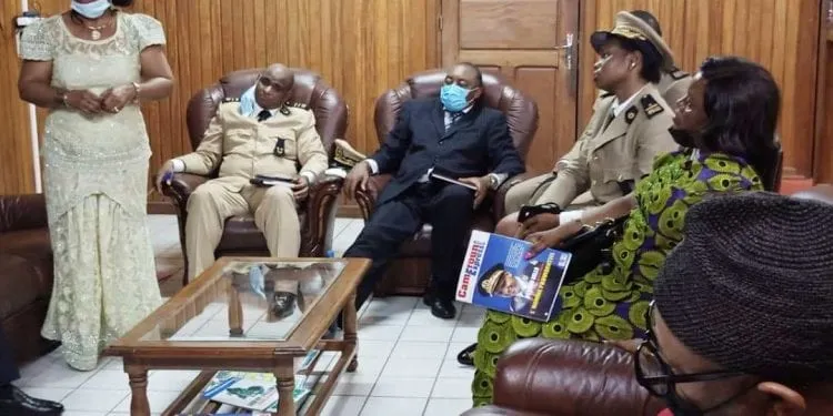 Madame Nalova Lyonga en réunion avec les autorités locales de la ville de Kribi