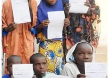 des enfants recevrants leurs actes de naissances, à l'extrême nord
