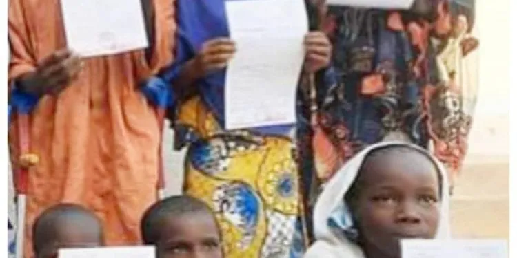 des enfants recevrants leurs actes de naissances, à l'extrême nord