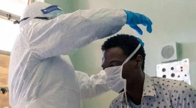 Un patient atteint de covi-19, en consultation