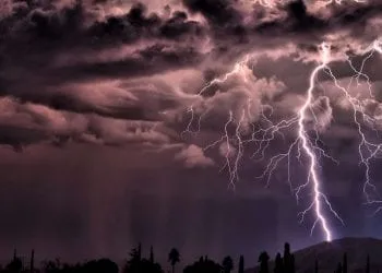 de la foudre dans un ciel orageux