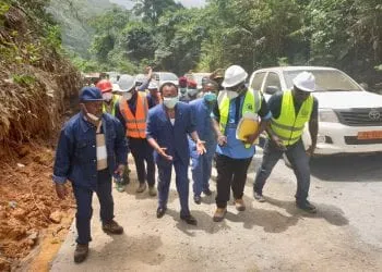 NGANOU DJOUMESSI 
 inspectant les travaux de réhabilitation de la côte de Nkan et le traitement des points critiques de la section Inyouha Ngambè cote de Nkan longue de 20 km.