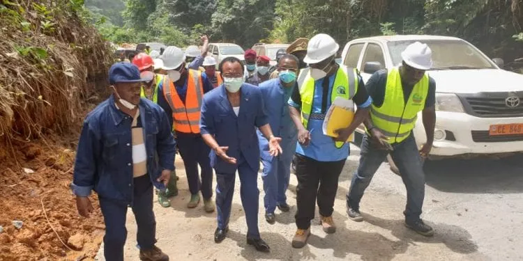 NGANOU DJOUMESSI 
 inspectant les travaux de réhabilitation de la côte de Nkan et le traitement des points critiques de la section Inyouha Ngambè cote de Nkan longue de 20 km.