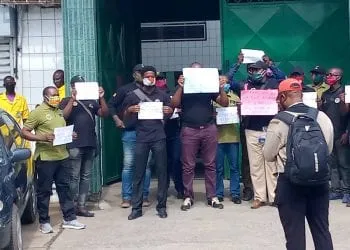 Des ex agents de la Douane manifestent
