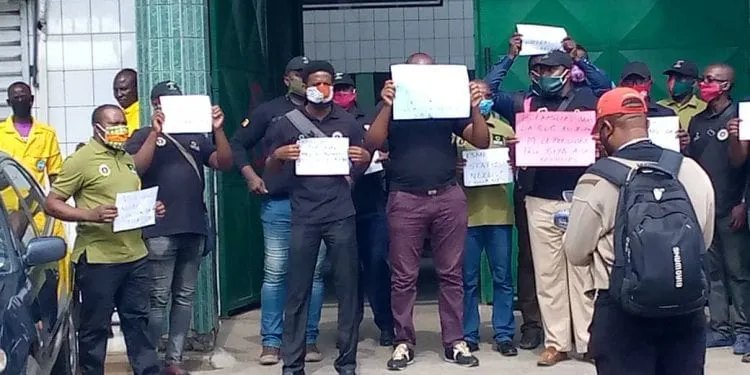 Des ex agents de la Douane manifestent