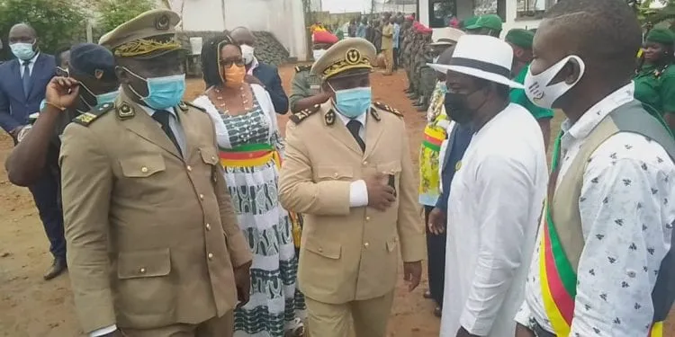 Des jeunes répondent au préfet du département de l'Océan, à Kribi