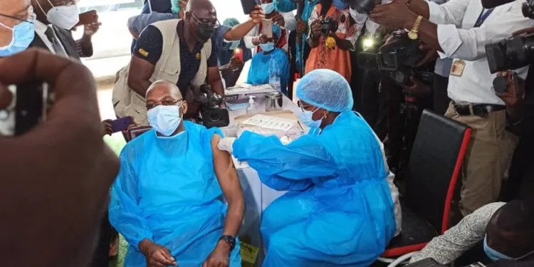 Le Ministre de la santé publique du Cameroun s'est fait vacciner