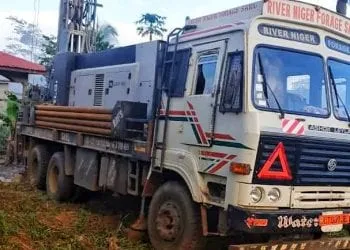 Des engins équipés de River Niger Forage Sarl creusent des forages à Ngambè au Cameroun