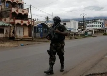 Un militaire assurant la sécurité dans le cadre de la crise anglophone au Cameroun