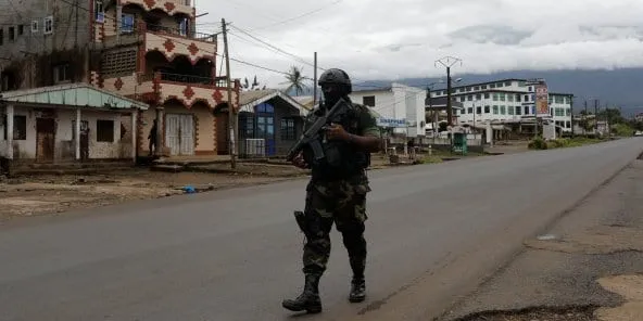 Un militaire assurant la sécurité dans le cadre de la crise anglophone au Cameroun