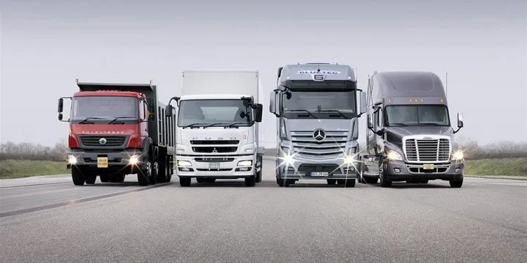 Des camions de transport de marchandises