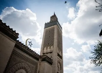 Vue d'un bâtiment abritant une mosquée