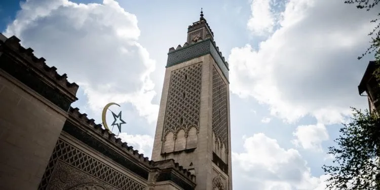 Vue d'un bâtiment abritant une mosquée