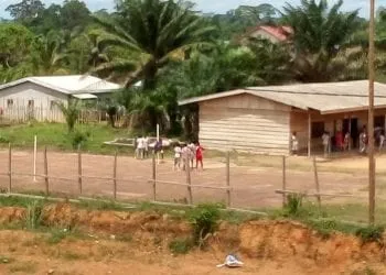 Les populations envahissent le domaine du lycée de Dombè