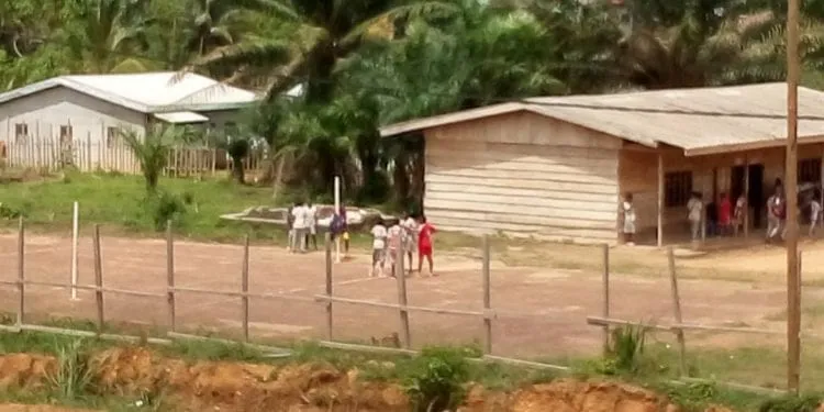 Les populations envahissent le domaine du lycée de Dombè