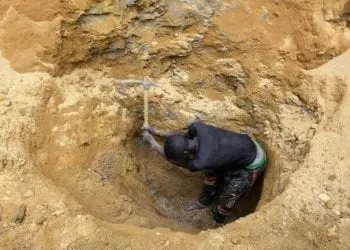 Un Mineur Cherche De L Or A Betare Oya Dans L Est Du Cameroun Le 4 Avril 2018 Jpg
