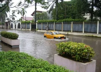 Quartier de la ville de Douala après un orage