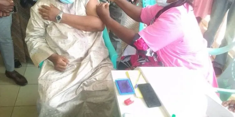 L Préfet du département de l'Océan se fait vacciner à Kribi