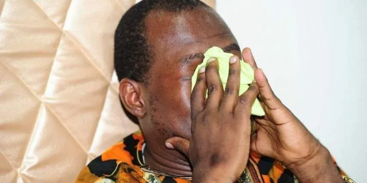 Martin Camus Mimb fond en larmes dans le cadre d'une affaire de moeurs