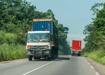 Des camions de transport de marchandises sur les routes du Cameroun. Crédit photo: Ada Mbita.