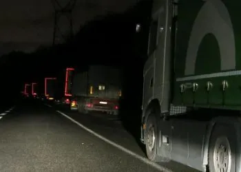 Image d'illustration des camions de transport de marchandises dans la nuit