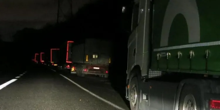 Image d'illustration des camions de transport de marchandises dans la nuit