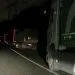 Image d'illustration des camions de transport de marchandises dans la nuit