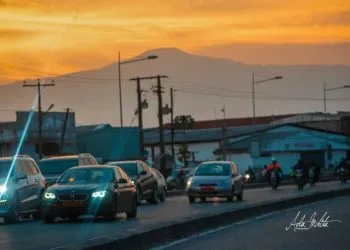 Rues de Douala au crépuscule - Crédit photo : Ada Mbita.