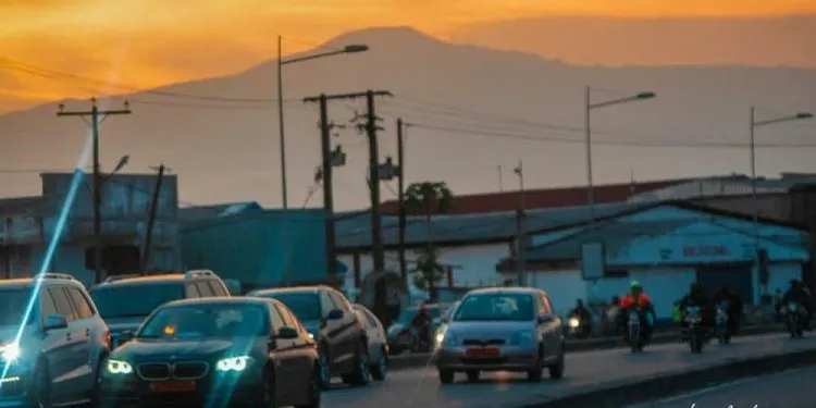 Rues de Douala au crépuscule - Crédit photo : Ada Mbita.