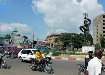 Centre Douala Cameroun One Central Places People Circulating Motos Cars Daylight 40172599