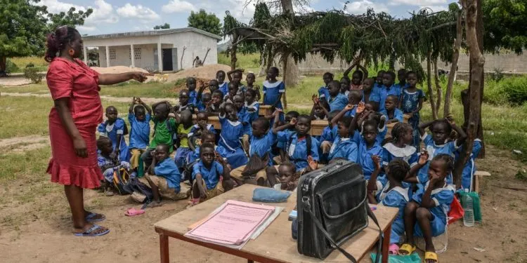 A teacher conduct her class under an improvised shelter in the Northern Province of Cameroon on September 16, 2016. (Photo by REINNIER KAZE / AFP)