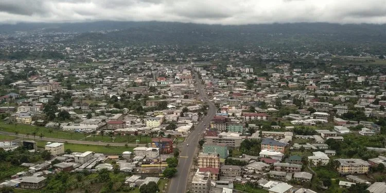 This areal view taken on October 5, 2018 shows the city of Buea, the capital of Cameroon's majority English-speaking southwest region, on October 05, 2018.  / AFP PHOTO / FLORIAN PLAUCHEUR