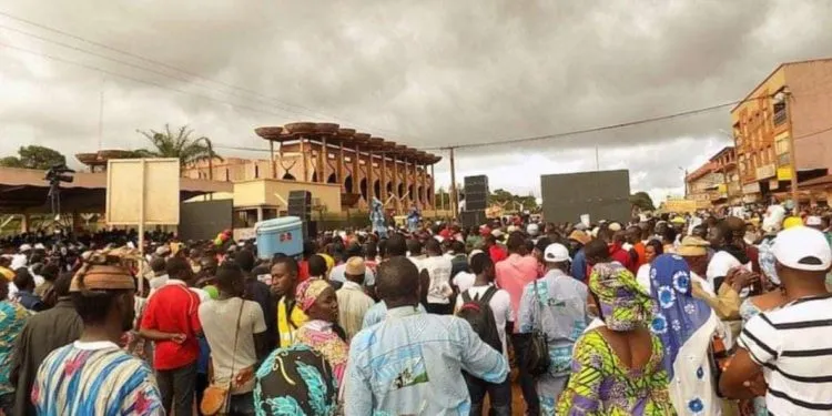 Man has sex in public with mad woman in Bafoussam