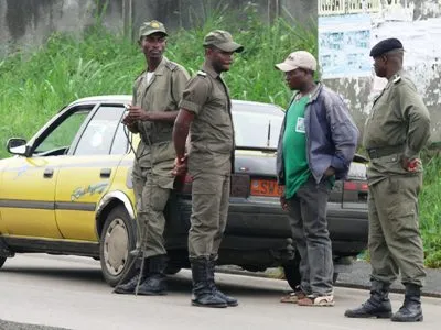Police gendarme officers steal phone from taxi driver Buea