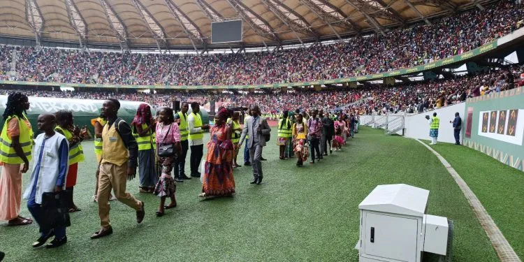 over 700 Jehovah's Witnesses baptized in Cameroon, attended by over fifty thousand people