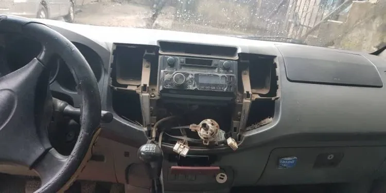 Douala: Eight parked vehicles broken and components stolen by bandits
