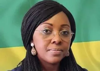 Laurence Mengue Mezogho épouse Ndong, la nouvelle ministre des Nouvelles Technologies de l’Information et de la Communication, porte-parole du gouvernement, a une nationalité camerounaise.