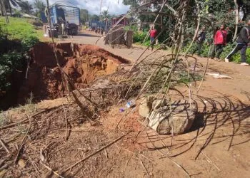 Kumbo-Ndop road splits Cameroon