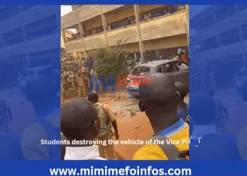 Students vandalising the vehicle of the VP