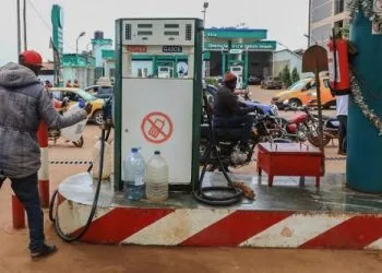 0302 20275 Carburants Le Cameroun Procede A Une Augmentation De 15 Des Prix A La Pompe Du Super Et Du Gasoil L
