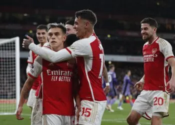 Arsenal's Belgian midfielder #19 Leandro Trossard (C) celebrates with teammates after scoring his team third goal during the English Premier League football match between Arsenal and Liverpool at the Emirates Stadium in London on February 4, 2024. (Photo by Ian Kington / IKIMAGES / AFP)