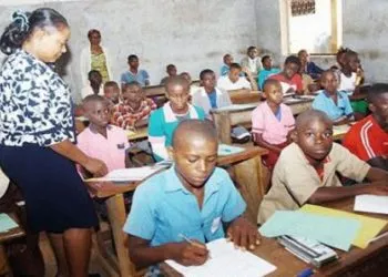 Enseignant Et Eleves Au Cameroun 585x281 1