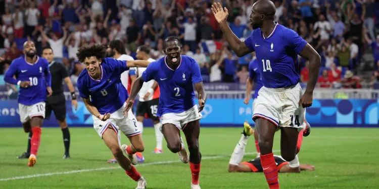 Paris 2024 Olympics - Football - Men's Semi-final - France vs Egypt - Lyon Stadium, Decines-Charpieu, France - August 05, 2024. Jean-Philippe Mateta of France celebrates scoring their second goal with teammates. REUTERS/Nir Elias