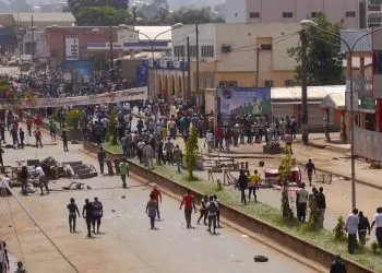 Anti-government demonstrators block a road in Bamenda, Cameroon, December 8, 2016. REUTERS/Stringer - RTSVBFL