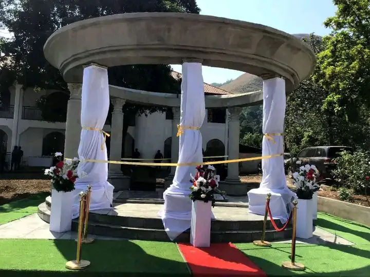 Monument in honour of Ni John Fru Ndi