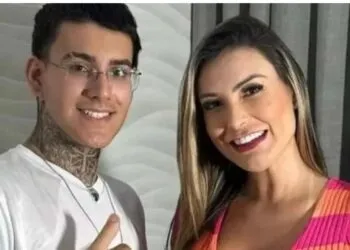 Une influenceuse brésilienne recrute son fils comme cadreur pour ses vidéos adultes.