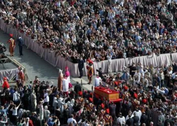 Crowds gather to pay respects to Pope Francis