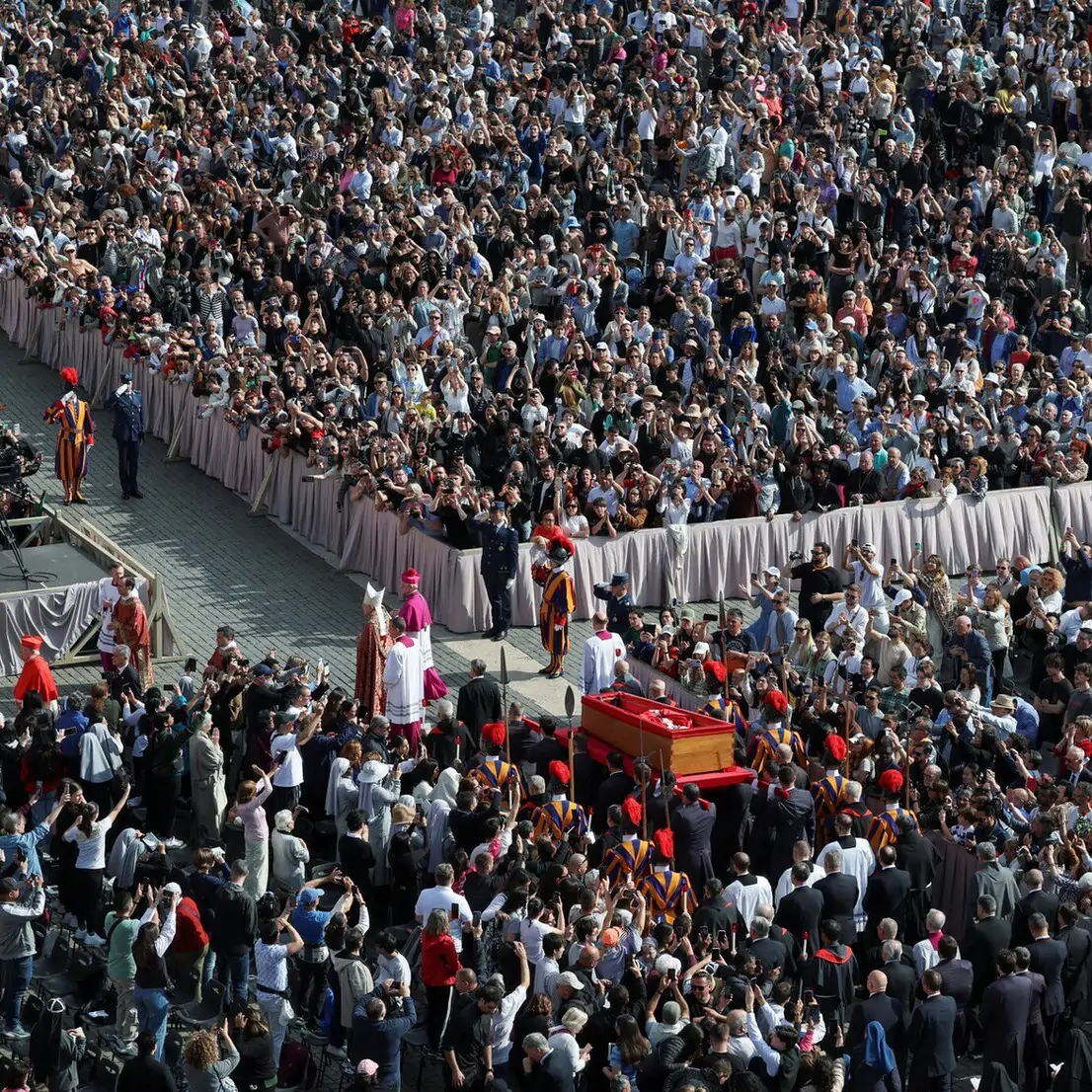 Crowds gather to pay respects to Pope Francis